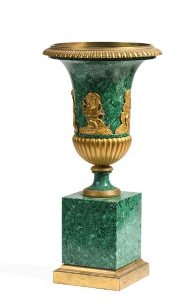 Vase Médicis en malachite et placage de malachite....
