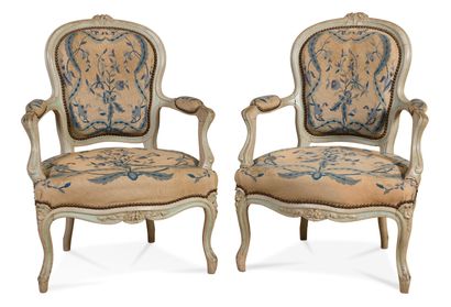 Paire de fauteuils cabriolets en bois sculpté...