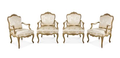 Suite de quatre fauteuils à dossier plat...