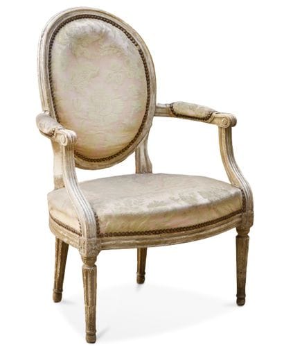 Fauteuil à dossier médaillon, en bois sculpté,...