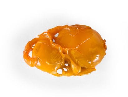 CHINA - 19th century
Honey-colored amber...