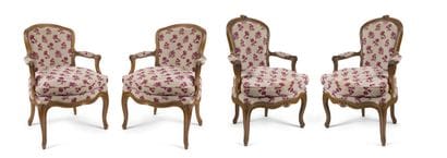 Paire de fauteuils cabriolets en bois sculpté...