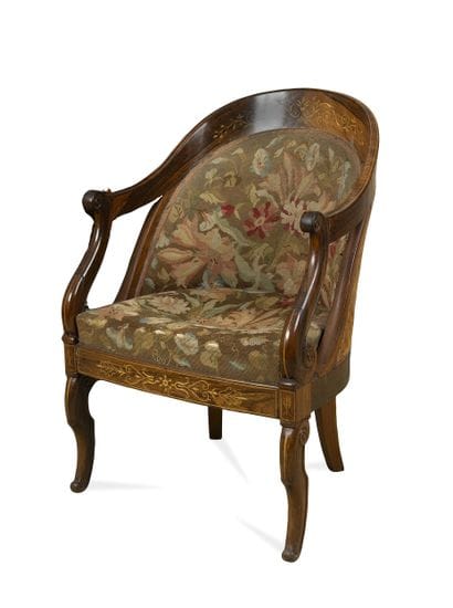 Deux paires de chaises à châssis en bois...