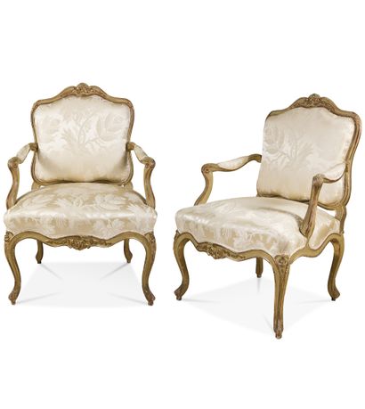 Suite de quatre fauteuils à dossier plat...