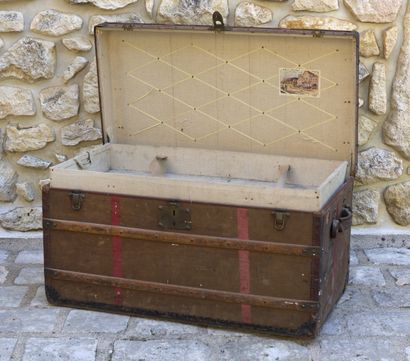 MOYNAT Paris
Wooden trunk covered with fabric...