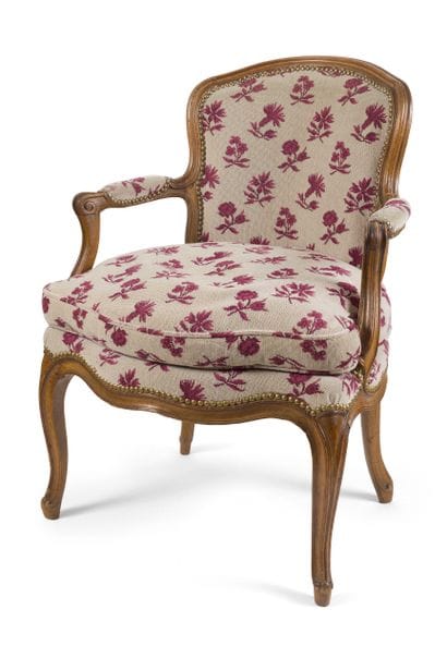 Paire de fauteuils cabriolets en bois sculpté...