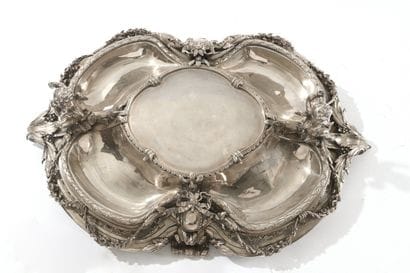Attributed to CHRISTOFLE
Important oval centerpiece...