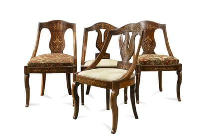 Deux paires de chaises à châssis en bois...