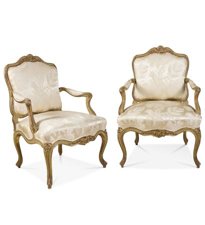Suite de quatre fauteuils à dossier plat...