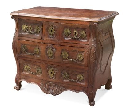 Commode en bois sculpté, mouluré et patiné...