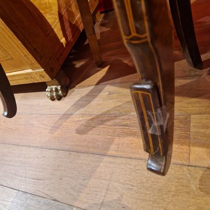 Deux paires de chaises à châssis en bois...