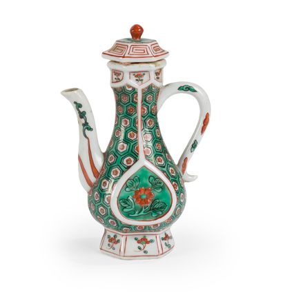 CHINE - Début XXe siècle
Verseuse en porcelaine...
