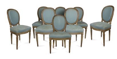 Suite de huit chaises à dossier médaillon...