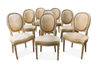 Huit chaises à dossier médaillon, en bois...