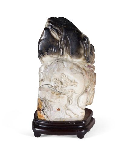 CHINA - 18th/19th century
White jade (nephrite)...