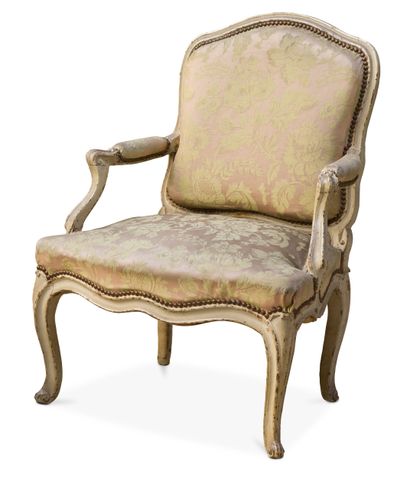 Fauteuil à dossier cabriolet en bois sculpté,...