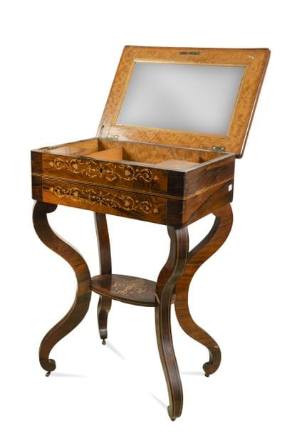 Ecritoire de salon en bois de placage exotique...