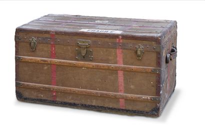 MOYNAT Paris
Wooden trunk covered with fabric...