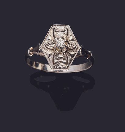 18K (750/000) white gold octagonal ring set...