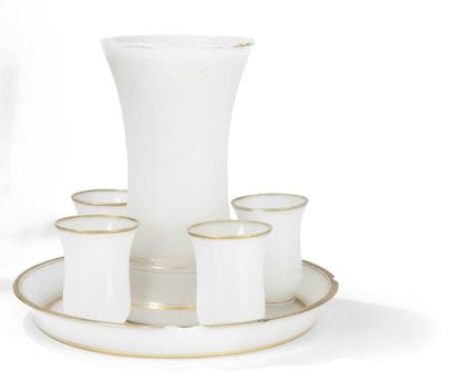 (AJOUT AU CATALOGUE) Vase, plateau et quatre...