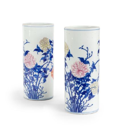 CHINA - 20th century
Pair of porcelain umbrella...