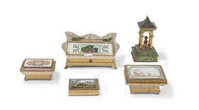(AJOUT AU CATALOGUE) Plumier et trois boîtes...