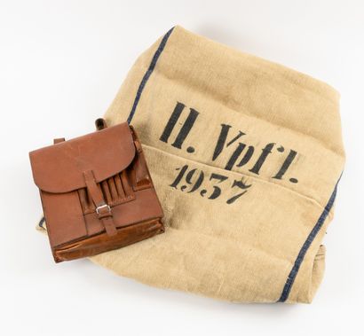 Lot: porte-carte en cuir brun; sac de ra...