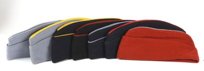 Lot de 7 bonnets de police, en drap, avec...