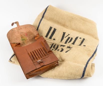 Lot: porte-carte en cuir brun; sac de ra...