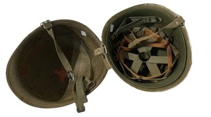 Lot de 2 casques, type M1, peint en kaki,...
