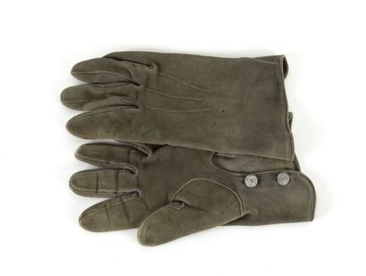 Paire de gants d’Officier, en peau grise...