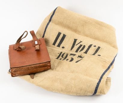 Lot: porte-carte en cuir brun; sac de ra...