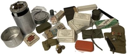 Lot: réchaud dans son carton, pansements,...