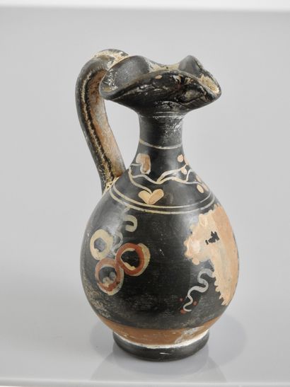 Oenochoé orné de motifs végétaux style grec.Terre...
