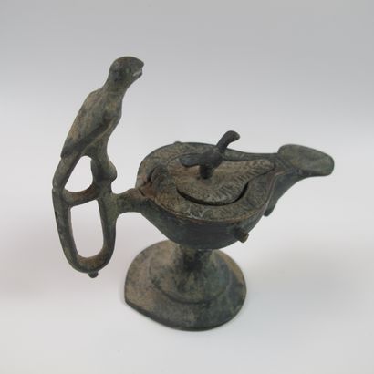 Lampe à huile en bronze sur piédouche, le...