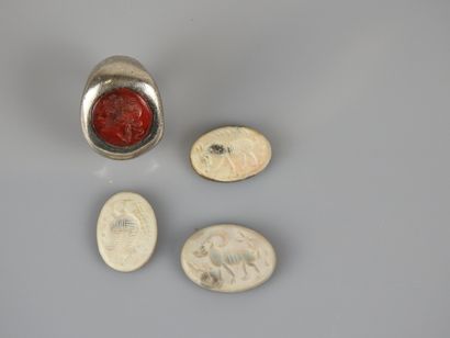Trois intailles en agate et une bague métal...