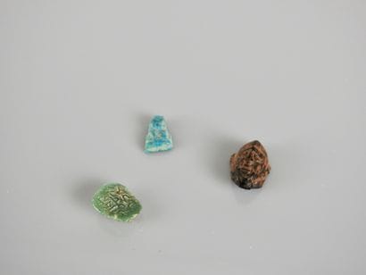 Trois amulettes antiques :

Deux visages...