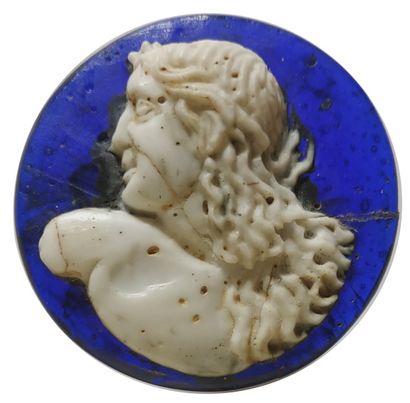 Médaillon en pâte de verre bleutée et blanc...