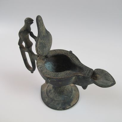 Lampe à huile en bronze sur piédouche, le...