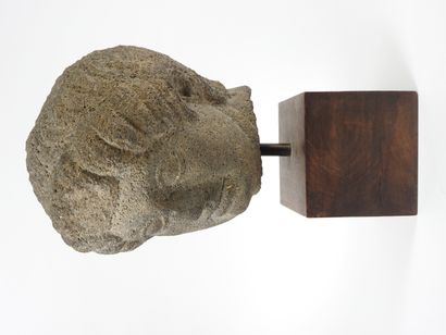 Tête de jeune homme en basalte patiné.Epoque

hellénistique,premiers...