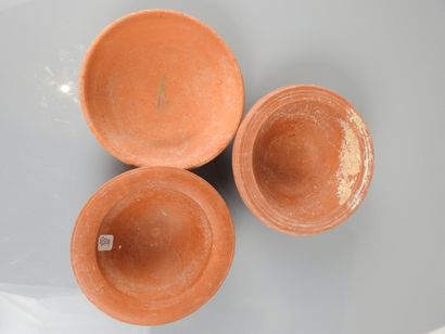 Trois assiettes en terre cuite orangée.Epoque...