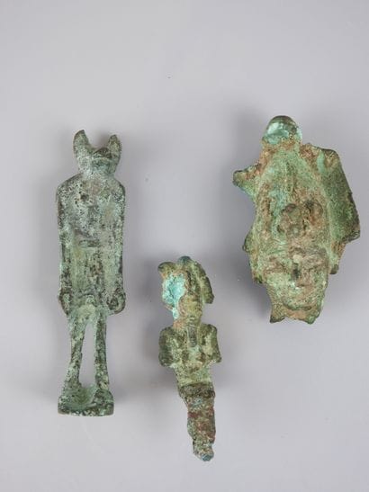 Trois bronzes.Trois Osiris

Et un Anubis...