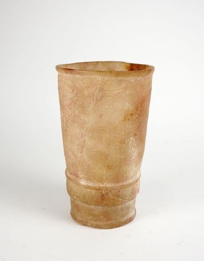 Vase tubulaire orné d’anneaux concentriques...