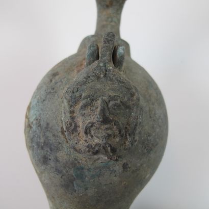 Lampe à huile en bronze sur piédouche. L...