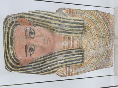 Buste de sarcophage en bois à engobe polychrome....