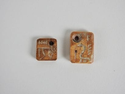 Deux rares plaquettes étiquettes de vases...