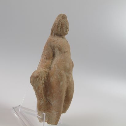 Figurine hellénistique d’Eros en terre cuite....