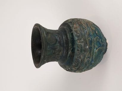 Vase à décor ajouré en relief glaçuré aux...