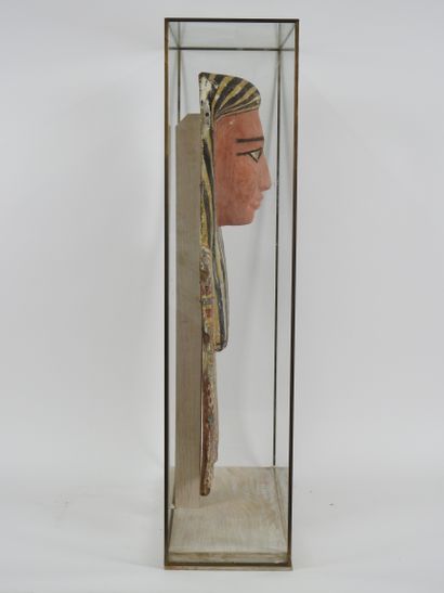 Buste de sarcophage en bois à engobe polychrome....