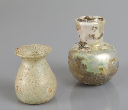 Deux flacons en verre irisés.Romanobyzantin.En...